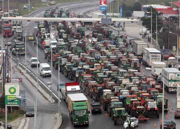 Mε το βλέμμα στο Μαξίμου οι αγρότες της Θεσσαλίας, στα μπλόκα οι αγρότες στη Μακεδονία