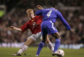 Η Τσέλσι πέρασε με 2-1 από το «Ολντ Τράφορντ» και έδωσε ραντεβού με την Λίβερπουλ