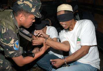 Αεροπορική επίθεση των Φιλιππίνων εναντίον συνεργατών της Αλ-Κάιντα