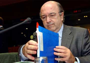 Αυστηρότερα μέτρα για την ελληνική οικονομία ζητά η Κομισιόν