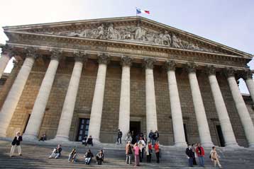 Υποχρεωτικό δημοψήφισμα για τις μελλοντικές εντάξεις στην ΕΕ αποφάσισε η Γαλλία