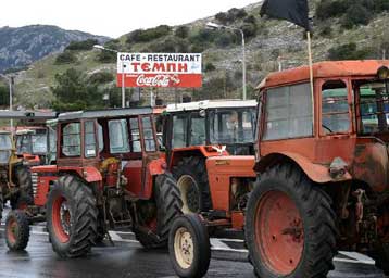 Σε 24ωρο αποκλεισμό της εθνικής οδού στα Τέμπη προχωρούν οι Λαρισαίοι αγρότες