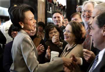 Έπιασε δουλειά για το «μεγάλο σκοπό» η Κοντολίζα Ράις