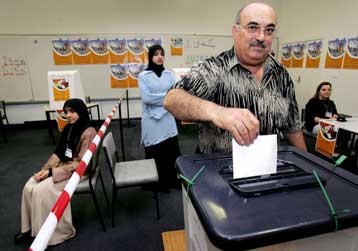 Συνεχείς οι επιθέσεις σε εκλογικά τμήματα του Ιράκ – Ανοίξαν οι κάλπες σε 14 χώρες