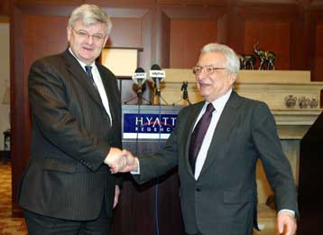 Οι διεθνείς εξελίξεις, αλλά και τα δημοσιονομικά της ΕΕ στη συνάντηση Μολυβιάτη-Φίσερ