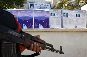 Συλλήψεις συνεργατών του Αλ Ζαρκάουι, δύο μέρες προτού ανοίξουν οι κάλπες στο Ιράκ