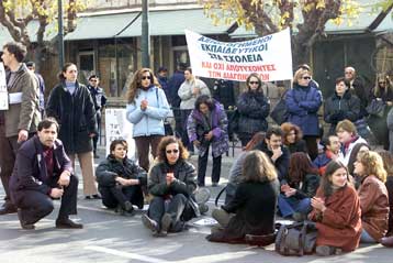 Αδιόριστοι επιτυχόντες του ΑΣΕΠ διαδήλωσαν έξω από το σπίτι του πρωθυπουργού