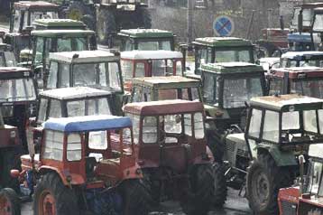 Στάση αναμονής από τους «γαλάζιους» αγρότες – Στους δρόμους τα «κόκκινα» τρακτέρ