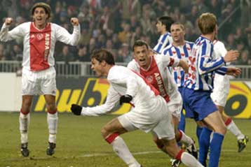 Οχτώ βαθμούς μακριά από τον τίτλο ο Αγιαξ του Χαριστέα ύστερα από απρόσμενη ισοπαλία