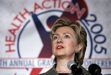 Λιποθύμησε ενώπιον ακροατηρίου στη Νέα Υόρκη η Χίλαρι Κλίντον