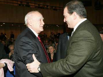 Δυσφορεί το ΠΑΣΟΚ, «αδιαφορεί» η ΝΔ για τις θέσεις Ανδριανόπουλου κατά Παπούλια