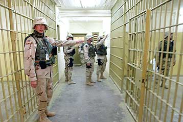 Αιματηρή εξέγερση σε αμερικανική βάση κράτησης στο Ιράκ