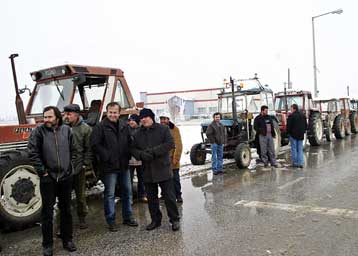 Σε επιφυλακή οι αγρότες, παρά την απόσυρση των τρακτέρ από τα Τέμπτη