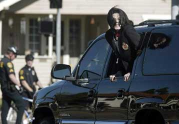 Αναβλήθηκε για την ερχόμενη Δευτέρα η δίκη του Μάικλ Τζάκσον