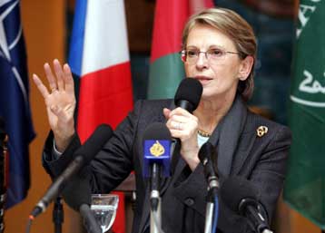 Με έναν δορυφόρο στις αποσκευές της έρχεται στην Αθήνα η Γαλλίδα υπουργός Αμυνας