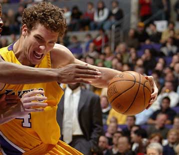 Σπουδαία εκτός έδρας νίκη για τους Σουπερσόνικς επί των «βασιλιάδων» του Σακραμέντο