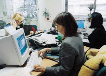 Αυξήσεις 3,2% – 3,5% στους μισθούς προβλέπει η εισοδηματική πολιτική του 2005