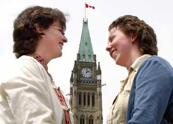 Εν μέσω αντιδράσεων στη Βουλή του Καναδά το ν/σ για το γάμο ομοφυλόφιλων