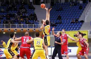 Κοντά στους «16» της Ευρώπης η ΑΕΚ, 78-72 την Σκαβολίνι-Συντριβή του Ολυμπιακού