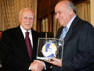 Τον Κάρολο Παπούλια τίμησαν η ΕΣΠΑΑΑ και η Ομοσπονδία βόλεϊ