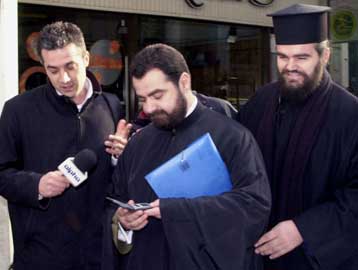 Σε εξέλιξη η απολογία του αρχιμανδρίτη Γιοσάκη μετά τη σύλληψή του στον Πειραιά