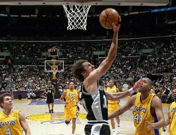 Συνεχίζουν τη νικηφόρα πορεία οι Σπερς, 103-91 τους Λέικερς