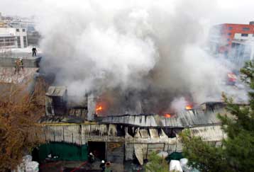 Υπό έλεγχο μεγάλη πυρκαγιά σε αποθήκη στο Περιστέρι