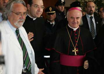 Από το κρεβάτι του νοσοκομείου θα ευλογήσει ο πάπας Ιωάννης Παύλος Β τους πιστούς