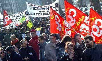 Μαζικό «όχι» των Γάλλων εργαζομένων στην κατάργηση του 35ωρου