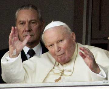 Εμφάνιση και μήνυμα του Πάπα Ιωάννη Παύλου Β από το παράθυρο του νοσοκομείου