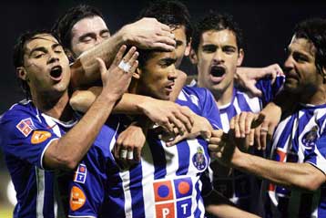 Με το… δεξί στον πάγκο της Πόρτο ο Κουσέιρο, οι «δράκοι» 2-1 την Εστορίλ