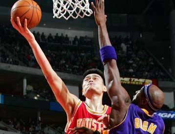 Νίκη στον πόντο για τους Ρόκετς κόντρα στους Λέικερς