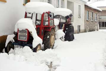 Δεκατρία χωριά παραμένουν αποκλεισμένα από το χιόνι – Βελτίωση από την Τρίτη