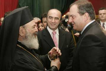 Αποστάσεις από την κρίση στην Εκκλησία παίρνει η κυβέρνηση