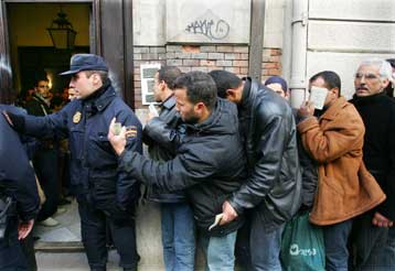 Αδεια σε 800.000 οικονομικούς μετανάστες με ευθύνη των εργοδοτών χορηγεί η Ισπανία