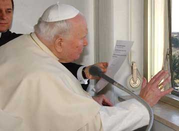 Μόνο ο ίδιος μπορεί να αποφασίσει αν θα παραιτηθεί, λέει το Βατικανό για τον Πάπα