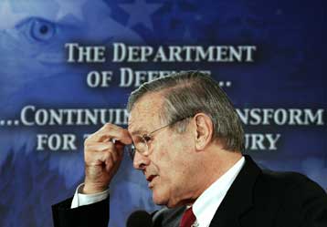 Ενεργότερο συμμετοχή των συμμάχων στο Ιράκ επιδιώκει ο Ράμσφελντ