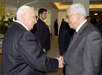 Ιστορική συμφωνία για κατάπαυση του πυρός ανακοίνωσαν οι Σαρόν και Αμπάς