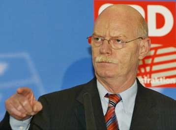 Μία γυναίκα νεκρή σε έκρηξη, που σημειώθηκε σε στρατόπεδο στη Γερμανία