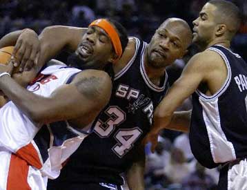 Σημαντική νίκη των Σπερς μέσα στη Σάρλοτ με οδηγό τον Τόνι Πάρκερ