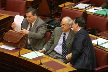 Επεισοδιακή αποχώρηση του ΠΑΣΟΚ από τη Βουλή για τις προσωπικές συνεντεύξεις