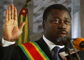 Εκλογές υπόσχεται τώρα ο νέος ηγέτης του Τόγκο