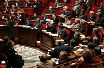 Νομοσχέδιο για την κατάργηση του 35ωρου ψήφισε η γαλλική Εθνοσυνέλευση