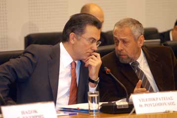 Τέλος στη διπλοθεσία δημοσιογράφων στο Δημόσιο επιδιώκει ο Ρουσόπουλος