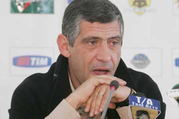 Στόχος είναι να φτιάξουμε ομάδα που θα διεκδικεί όλες τις διοργανώσεις, λέει ο Σάντος