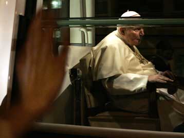 Εξιτήριο από το νοσοκομείο έλαβε το βράδυ της Πέμπτης ο Πάπας Ιωάννης Παύλος Β