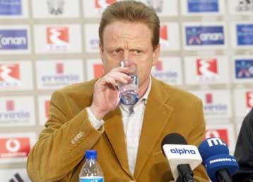 Πάθος παρά τις απουσίες θέλει ο Φρίνγκερ στο ντέρμπι με τον Ηρακλή