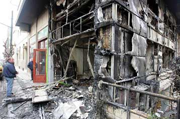 Μπαράζ εμπρησμών σε τράπεζες και σε δύο γραφεία της ΝΔ