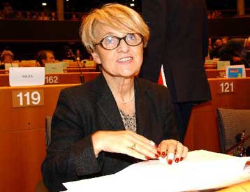 Αναστολή πληρωμών σε προγράμματα 20 δισ. ευρώ για την Ελλάδα εξετάζει η Κομισιόν