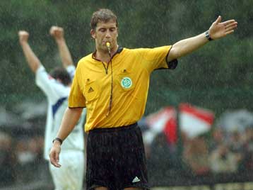 Συνελήφθη ο διαιτητής που φέρεται ως ο «εγκέφαλος» στημένων αγώνων στην bundesliga